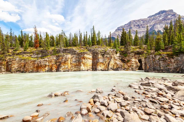 Athabasca Kanyon duvarları Athabasca Falls Jasper Milli Parkı'nda Mount Kerkeslin içinde belgili tanımlık geçmiş ile Alberta, Kanada, Icefields Parkway üzerinde çarpıcı Nehri.