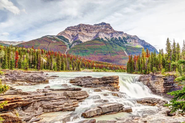 Athabasca Falls sonbahar renkleri Jasper Milli Parkı ile Mount Kerkeslin arka planda Alberta, Kanada, Icefields Parkway üzerinde.