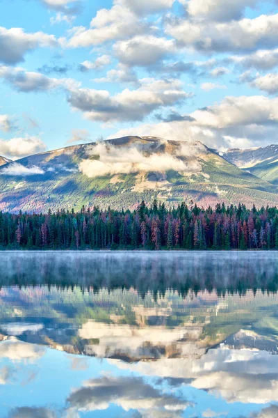 Soleil Matin Les Nuages Bas Recouvrent Les Montagnes Rocheuses Lac — Photo
