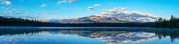 Panorama Sol Manhã Nuvens Baixas Sobre Montanhas Rochosas Lago Annette — Fotografia de Stock