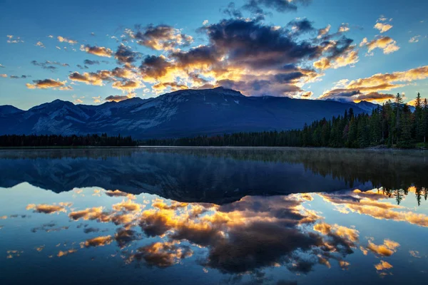 Amanece Sol Mañana Sobre Las Montañas Rocosas Lago Edith Parque —  Fotos de Stock