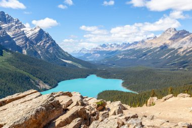 Banff Ulusal Parkı Icefields Parkway üzerinde Peyto göle bakan yay Zirvesi. Buzul beslemeli Gölü yaz aylarında için parlak turkuaz renkli suların ünlüdür.