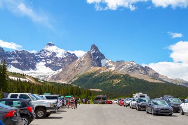 Jasper, Kanada - 8 Temmuz 2018: Ziyaretçi dur Icefields ağaçlı yol Jasper Milli Parkı'nda Hilda tepe ile ve karla kaplı Mt Athabasca arka planda trailhead otopark hiking Parker Ridge.