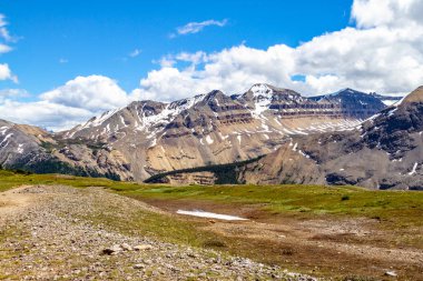 Kanada Kayalık Dağları Parker Ridge sorguç, Jasper Milli Parkı'nda Icefields Parkway üzerinde zam. Maruz sorguç, rock, kar ve ağaçsız tundra rüzgârlı bir arazidir.