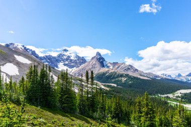 Parker Ridge hiking trail Icefields Parkway Jasper Milli Parkı'nda üzerinde her Mount Athabasca ile onun yoğun buzul bakıldığında. Hilda tepedir sağa.