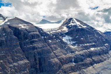 Saskatchewan Parker Ridge Jasper Milli Parkı Kanada Rocky Dağları'Icefields Parkway üzerinde kret dan görüldüğü gibi Columbia Icefields akan buzul parçası olan büyük Ben zirve.