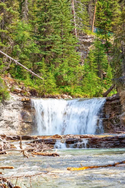 滝のターコイズ色ジョンストン キャニオン クリーク カナダ アルバータ州のバンフ国立公園で流れ込みます ボウ川に空の水 — ストック写真