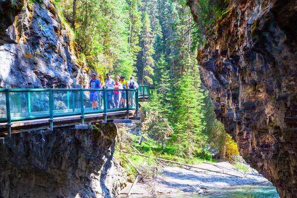 Banff Kanada Temmuz 2018 Ziyaretçi Johnston Kanyon Banff National Park — Stok fotoğraf