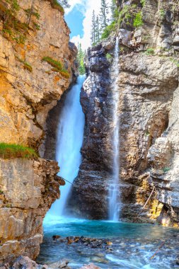 Üst Falls adlı Johnston Kanyon içinde Banff National Park turkuaz renkli dere içine akan. Johnston Kanyon popüler hiking Kanada Rocky Dağları'nokta olduğunu.