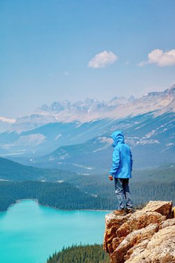 Bir uzun yürüyüşe çıkan kimse yay Peyto göle Banff National Park Icefields Parkway üzerinde bakan Zirvesi kenarında duruyor. Buzul beslemeli Gölü yaz aylarında için parlak turkuaz renkli suların ünlüdür.