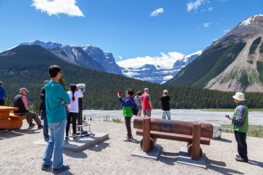 Jasper, Kanada - 11 Temmuz 2018: turist Stutfield buzul Kanada Rocky Dağları Icefields Parkway görüntüleme. Buzul Columbia Icefield Stutfield tepe, dağ Jasper National Park, Alberta, Kanada, güneydoğudan akar.