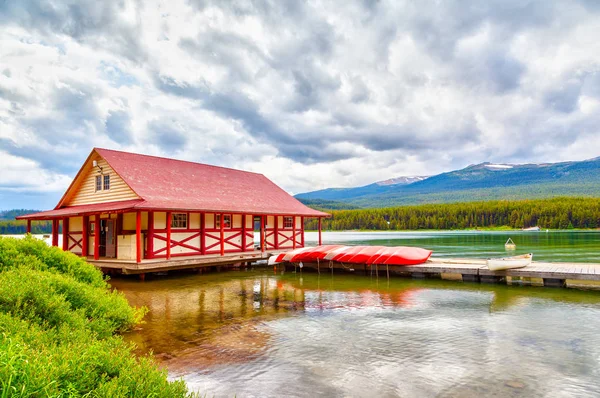 Canoas Coloridas Doca Casa Barcos Lago Maligne Parque Nacional Jasper — Fotografia de Stock