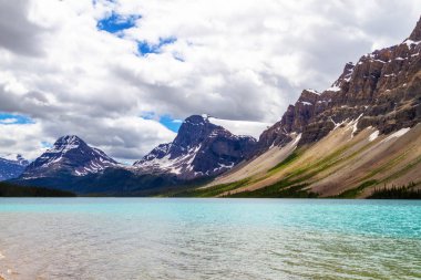 Yay Gölü içinde Banff National Park, Crowfoot dağ ve Crowfoot Glacier içinde belgili tanımlık geçmiş. Yay Zirvesi tabanında bulunan, Wapta Icefield yay buzul Gölü beslenir.