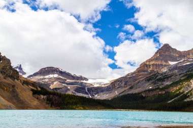 Yay buzul şelale ve yay Gölü Banff National Park Alberta, Kanada.