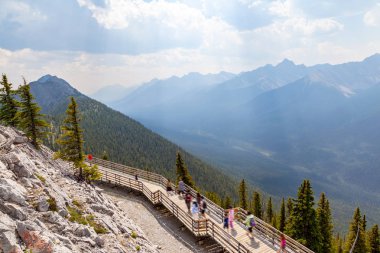 Panoramik manzaralı dağ silueti Kanada Rocky Dağları, Banff Milli Parkı'nda ahşap bir geçit kükürt dağın zirvesinde.