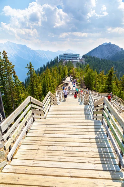 Banff Kanada Aug 2018 Besucher Spazieren Auf Der Hölzernen Promenade — Stockfoto