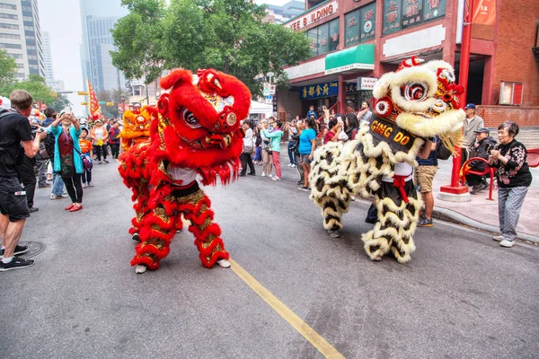 Calgary Kanada Wrz 2018 Tłum Obserwując Taniec Parada Wzdłuż Chinatown — Zdjęcie stockowe