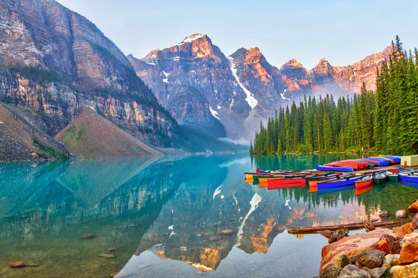 Sunrise Valley Ten Peaks Canoes Glacier Fed Turquoise Colored Moraine — Stock Photo, Image