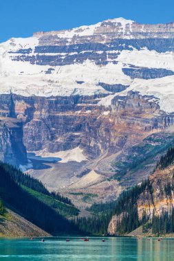 Lake Louise Alberta, Kanada Banff National Park yakınındaki, Mt Victoria Victoria buzulda, yakın çekim. Lake Louise aşağıda nerede Kano-ebilmek var olmak seen bir mesafede ünlü turkuaz suları akış yavaş yavaş eriyen buzul üzerinden beslemeleri.