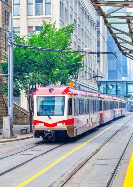 Şehir Calgary sokaklarında seyahat modern Calgary transit tren. Dikey yönlendirme.