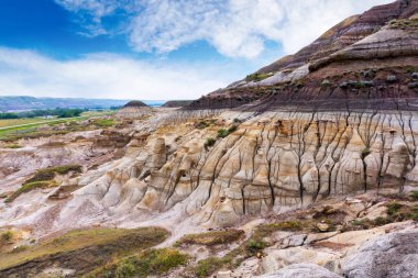 Hoodoos çorak oluşumunda Drumheller, Alberta, Kanada rock. Hoodoos milyonlarca yıl oluşturmak ve 5-7 metre boyunda stand almak. Her Hudu tarafından büyük bir taş kaplıdır şeyl kalın bir taban üzerinde bir kumtaşı ayağı olduğunu.