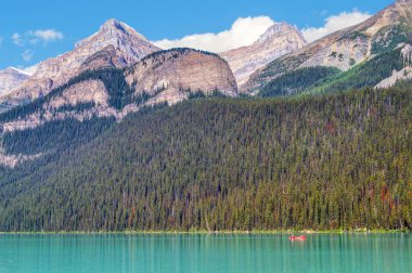 Turkuaz renkli Lake Louise Banff National Park Mount Whyte, arı kovanı dağ ve Mount Niblock üzerinde yalnız kırmızı Kano içinde belgili tanımlık geçmiş.