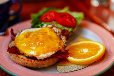 Sosis, sosis ve yumurta sandviç ile meyve ile kahvaltı tost simit topuz servis.