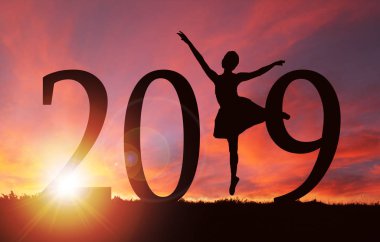 2019 yeni yıl siluet bir kızın dans ya da altın gündoğumu veya günbatımı kopya alanı ile sırasında egzersiz.