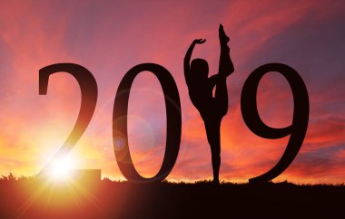 2019 yeni yıl siluet bir kızın dans ya da altın gündoğumu veya günbatımı kopya alanı ile sırasında egzersiz.