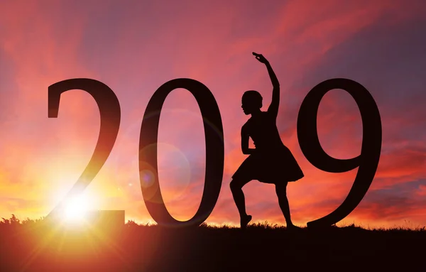 2019 Nieuwjaar Silhouet Van Een Meisje Dansen Het Uitoefenen Tijdens — Stockfoto