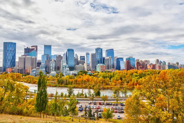 Calgary Downtown Skyline Herbst Oder Herbst Farben Mit Bogen Fluss — Stockfoto
