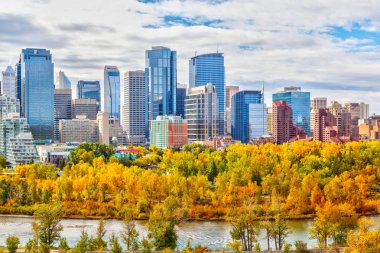 Sonbahar ya da sonbahar renkleri ile Bow çevredeki finans bölgesine ve onun gökdelenler Nehri sırasında Calgary şehir manzarası. Sunnyside banka Park hilal yüksekliklerde görüntülendiği gibi.