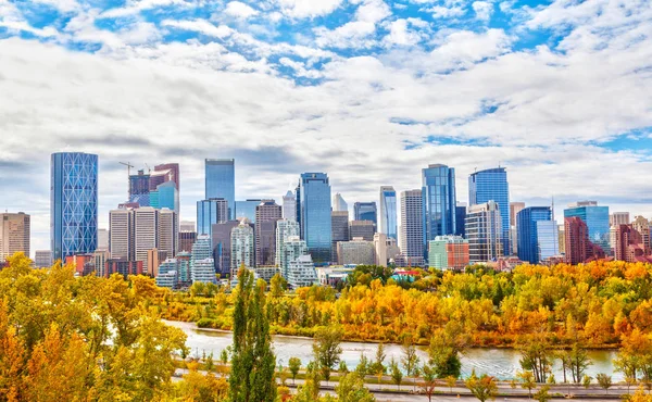 Calgary Downtown Skyline Herbst Oder Herbst Farben Mit Bogen Fluss — Stockfoto