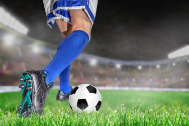 Futbol ile eylem futbolcu parlak açık stadyum yaktı. Ön plan ve futbol topu alan arka plan ve kopya alanı üzerine sığ derinliği ile odaklanmak.