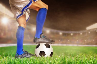 Futbol ile eylem futbolcu parlak açık stadyum yaktı. Ön plan ve futbol topu alan arka plan ve kopya alanı üzerine sığ derinliği ile odaklanmak.