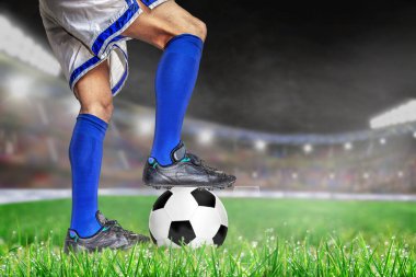 Futbol ile eylem futbolcu parlak açık stadyum yaktı. Ön plan ve futbol topu alan arka plan ve kopya alanı üzerine sığ derinliği ile odaklanmak.