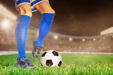 Futbol ile eylem futbolcu parlak açık stadyum yaktı. Ön plan ve futbol topu alan arka plan ve kopya alanı üzerine sığ derinliği ile odaklanmak.