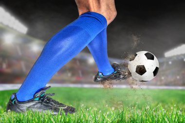 Futbol ile eylem futbolcu parlak açık stadyum yaktı. Ön plan ve futbol topu alan arka plan ve kopya alanı üzerine sığ derinliği ile odaklanmak.
