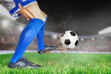 Futbol ile eylem futbolcu parlak açık stadyum yaktı. Ön plan ve futbol topu alan arka plan ve kopya alanı üzerine sığ derinliği ile odaklanmak.