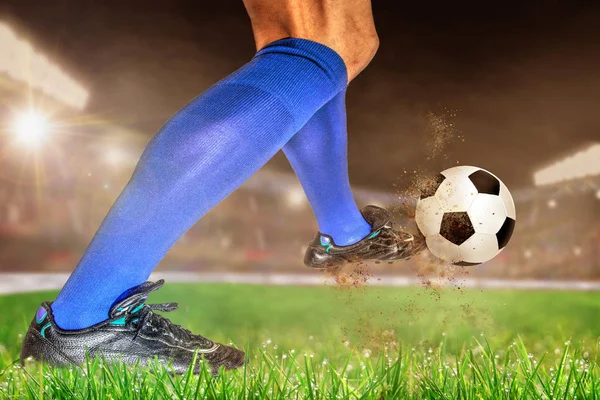 Futbol ile eylem futbolcu parlak açık stadyum yaktı. Ön plan ve futbol topu alan arka plan ve kopya alanı üzerine sığ derinliği ile odaklanmak.