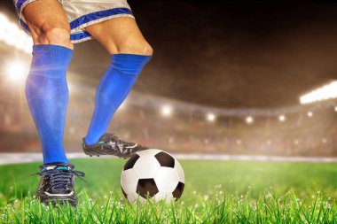 Futbol ile eylem futbolcu parlak açık stadyum yaktı. Ön plan ve futbol topu alan arka plan ve kopya alanı üzerine sığ derinliği ile odaklanmak.