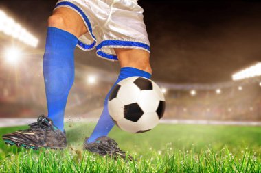 Futbol ile eylem futbolcu parlak açık stadyum yaktı. Ön plan ve futbol topu alan arka plan ve kopya alanı üzerine sığ derinliği ile odaklanmak.