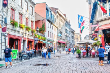 Montreal, Kanada - 20 Ağustos 2012: İnsanlar, Rue Saint-Paul ve Rue Saint-Vincent Montreal eski Montreal bölümünde menderes. Onlar Montreal, Quebec, Kanada, eşsiz dükkan ve restoran için ünlü en eski sokaklar.