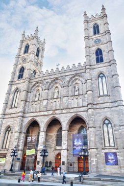 Montreal, Kanada - 20 Ağustos 2012: Tarihi Notre-Dame Basilica Montreal, Quebec, Kanada, ulusal tarihi bir site. 1829 yılında inşa edildiği zaman Gotik tarzı kilisenin Kuzey Amerika'nın en büyük oldu. Dikey yönlendirme.
