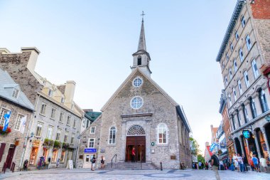 Québec, Kanada - 21 Ağustos 2012: Turist menderes eski Quebec City, Notre Dame des Victoires (zaferler Our Lady) Kilisesi önünde yer Royale Arnavut kaldırımlı sokaklarında 1688, Kuzey Amerika'nın en eski taş kilise içinde inşa. 