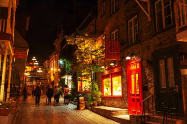 Bir Québec, Kanada - 21 Ağustos 2012: Turist geceleri alt şehir sokak Place Royale menderes. Eski Quebec tarihi bölgesi Unesco Dünya mirası olduğunu.