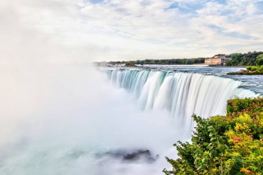 Ontario, Kanada ve New York State, ABD, yükselen sis su dalma kuvvetleri gösterilen arasındaki sınır Horseshoe Falls, Niagara Şelalesi'kükreyen.
