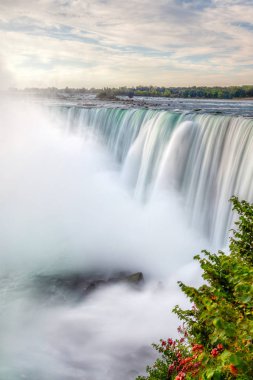 Ontario, Kanada ve New York State, ABD, yükselen sis su dalma kuvvetleri gösterilen arasındaki sınır Horseshoe Falls, Niagara Şelalesi'kükreyen.