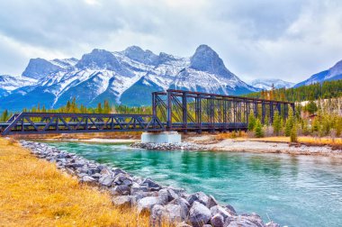 Historic Canmore motoru Köprüsü, Alberta Kanada Rocky Dağları Bow Nehri bir truss köprüdür. Köprünün Kanada Pasifik Demiryolu ile bir kömür madeni hizmet 1891 yılında inşa edilmiştir. Bow Nehri yürüyüş döngü trail şimdi eski demiryolu aradığımız çizgi olduğunu