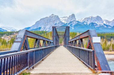 Historic Canmore motoru Köprüsü, Alberta Kanada Rocky Dağları Bow Nehri bir truss köprüdür. Köprünün Kanada Pasifik Demiryolu ile bir kömür madeni hizmet 1891 yılında inşa edilmiştir. Bow Nehri yürüyüş döngü trail şimdi eski demiryolu aradığımız çizgi olduğunu